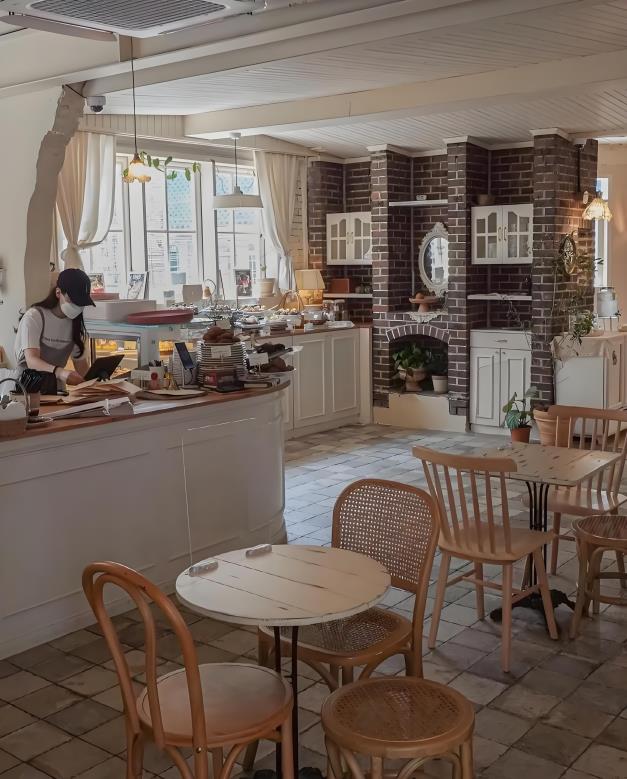 甜品店設計:韓式奶油風烘焙空間治愈且優(yōu)雅