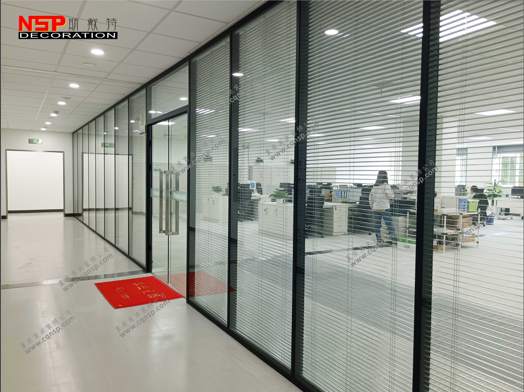 辦公室裝修中玻璃隔墻.png