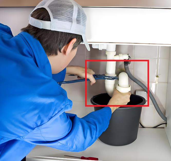 把水管拆開(kāi)，把堵塞物取出